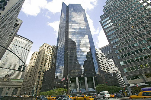 This building portrait shows the proximity of 101 Park Ave. with Grand Central and Met Life.